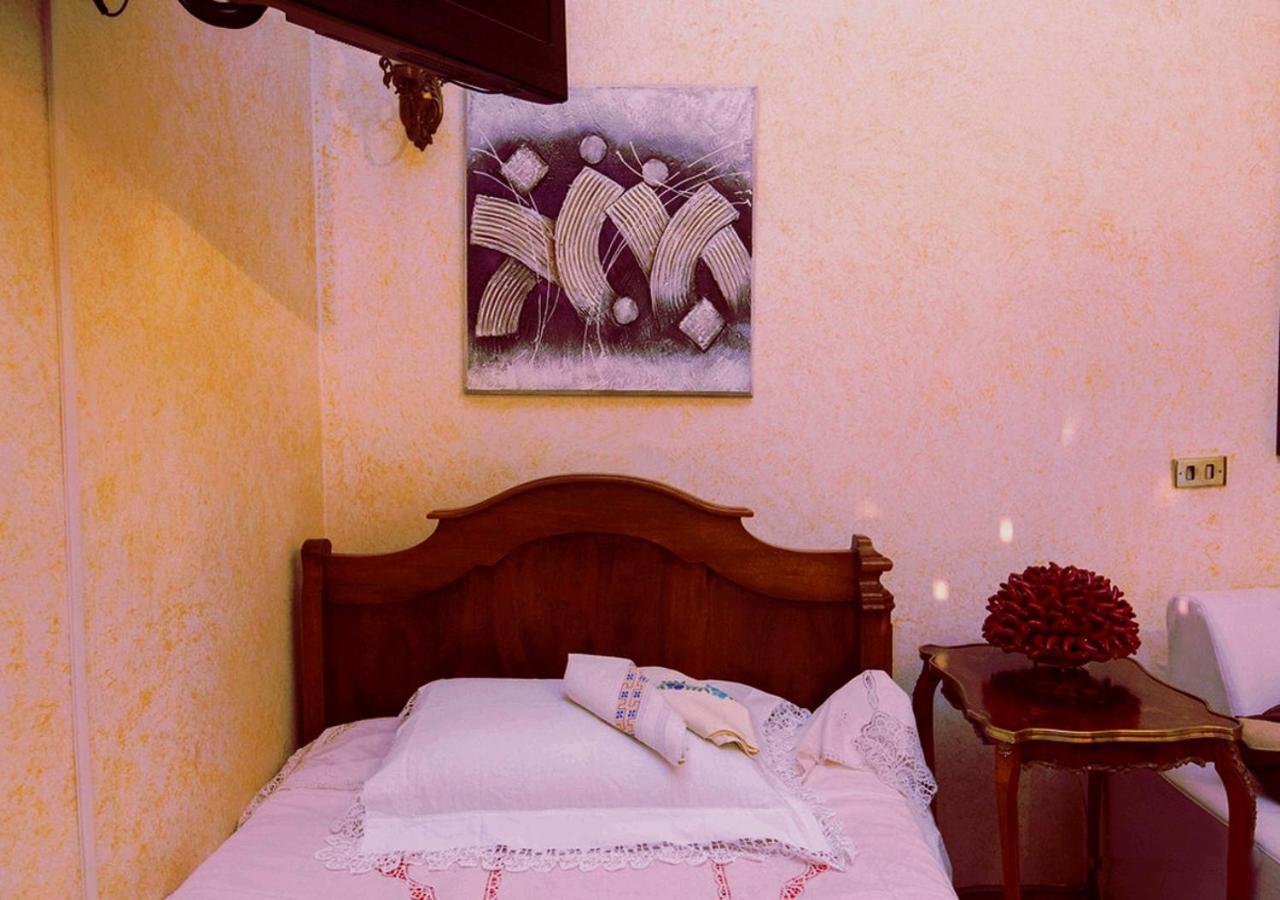 B&B Atmosfere Del Centro Storico Napoli Rom bilde