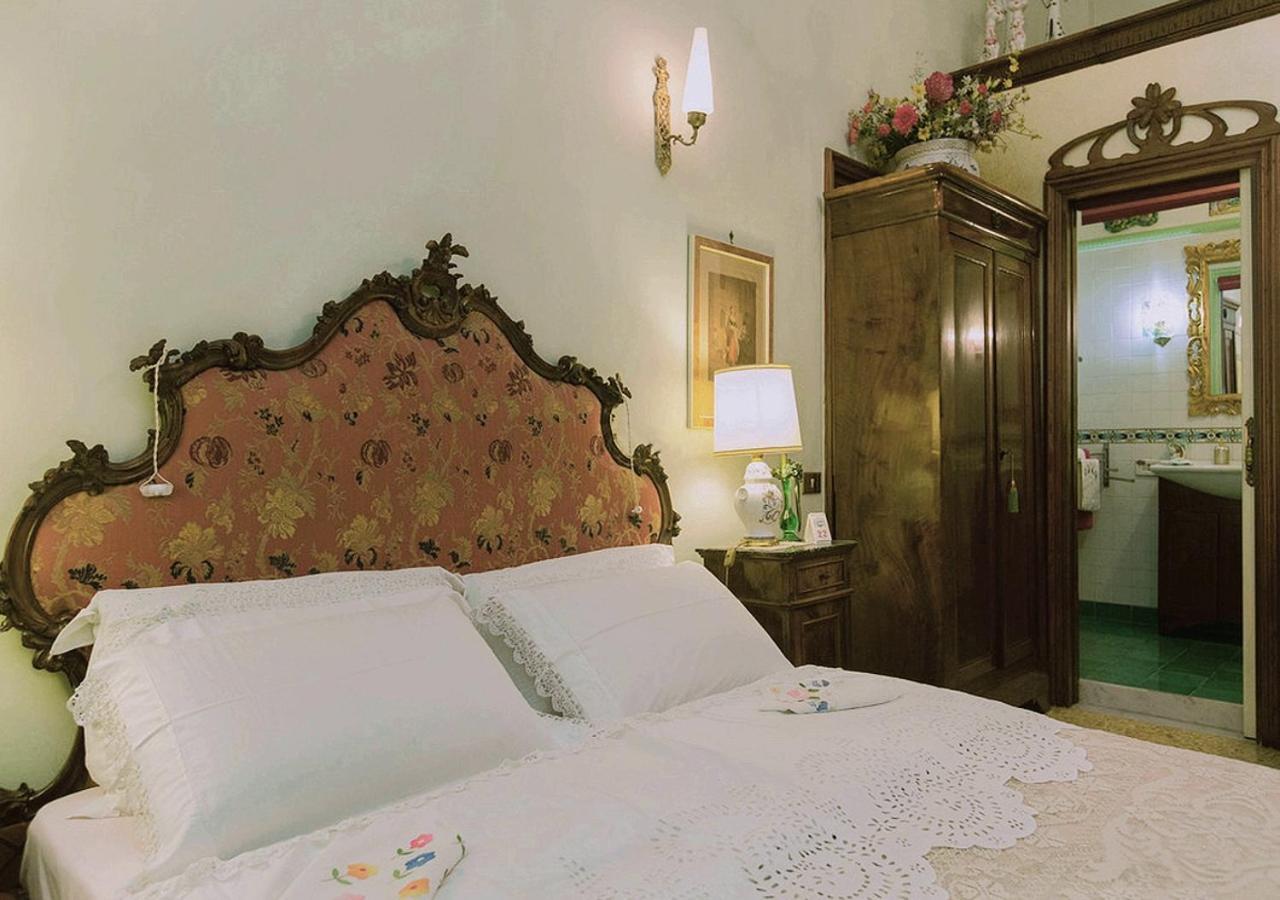 B&B Atmosfere Del Centro Storico Napoli Rom bilde